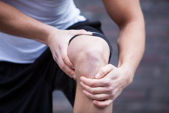 Knirscht wie eine Kaffeemühle - Knieproblemen vorbeugen - Oft macht sich eine Kniescheiben-Arthrose beim Knien oder in der Hockstellung bemerkbar.