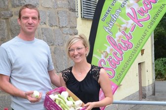 Knoblauch aus Oberwiera gibt es jetzt frisch vom Feld - Der Vorstandsvorsitzende der Agrargenossenschaft Oberwiera, Marcus Berger, und Mitarbeiterin Claudia Kirmse präsentieren den "Sächsi Knobi" 