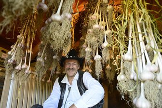 „Knoblauch, das sind meine Trüffel“: Knoblauchkönig aus dem Vogtland verrät seine Geheimnisse - Detlef Kittelmann in seinem „Knoblauch-Olymp“.