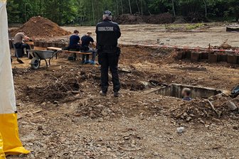 Knochen aus Zwickauer Schacht werden ein Fall für Spezialisten - Die Kriminaltechniker haben am Donnerstag den ganzen Tag lang die Fundstelle untersucht. Ihre Arbeit ist inzwischen abgeschlossen.
