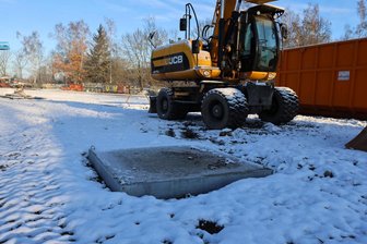 Knochenfund in Zwickau: Toter lag 20 bis 50 Jahre im Betonschacht - Unter dieser Betonplatte liegt der etwa 1,50 Meter tiefe Schacht, in dem die menschlichen Überreste gefunden wurden. Der Schacht war all die Jahre fest verschlossen. Wie kamen die Knochen hinein?