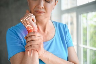 Knochenschwund bleibt oft lange unerkannt - Plötzlich macht es knack: Ein Bruch des Handgelenks ist typisch für Osteoporose.