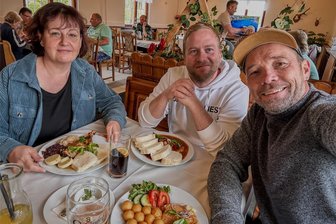 Knödel, Gulasch, Staropramen: So schmeckt es in der neuen tschechischen Gaststätte im Erzgebirge - Es gibt komplizierte Recherchetermine. Der in der Annaberger Gartenanlage gehörte nicht dazu. „Freie Presse“-Reporter Katrin Kablau und Patrick Herrl sowie Fotograf Ronny Küttner testeten die Gerichte.