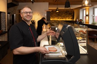 Knöllchen-Ärger im Erzgebirge: Fleischer übernimmt Strafzettel seiner Kunden - Rico Schaarschmidt im Bistro der Fleischerei, das erst im vergangenen Jahr umfangreich saniert wurde. Das Familienunternehmen zählt noch zu den wenigen regionalen Fleischern in und um Annaberg.