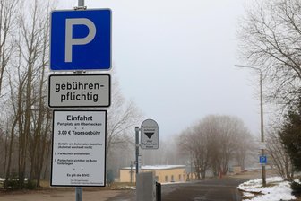 Knöllchen-Ärger im Erzgebirge: Warum es am Oberbecken auch ohne Parkverbot Strafzettel hagelte - Auf dem regulären Parkplatz an der Hundsmardereinkehr in Markersbach sind die Parkgebühren moderat.