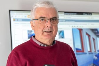 Knöllchen-Software aus dem Vogtland ist bundesweit begehrt - "Owigware" heißt die Software für Ordnungsämter, die die Mäder Computersysteme GmbH mit viel Erfolg entwickelt und anbietet. Im Bild Geschäftsführer Stefan Mäder mit Strafzettel und Bearbeitungs-Display. 