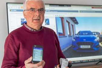 Knöllchen-Software aus Falkenstein ist bundesweit begehrt - "Owigware" heißt die Software für Ordnungsämter, die die Mäder Computersysteme GmbH mit viel Erfolg entwickelt und anbietet. Im Bild Geschäftsführer Stefan Mäder mit Strafzettel und Bearbeitungs-Display.