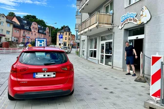 Knöllchenärger in Zwickau: Eismacher spendiert Falschparkern Eis-Gutschein als Trostpflaster - Weil die Kurzeitparkplätze nicht reichen, wird auf dem Markt neben der Äußeren Zwickauer Straße geparkt. Die Folge: Knöllchen. „Die Stadt sollte kulant sein“, findet Karsten Freitag (r.).