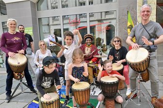 Knoff-Hoff und Trommelei auf Zwickaus Hauptstraße: Mehr als 1000 Besucher beim Mitmach-Straßenfest - Arba Manillah (Mitte hinten) und seine Band bekamen am Sonntag ordentlich Unterstützung.