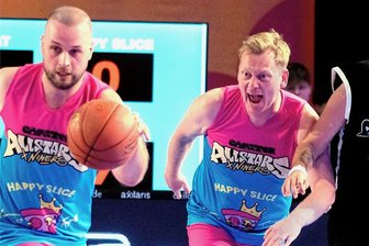Knossi, Montana Black und Co. in Chemnitz: "Creator Allstars"-Turnier lockt mehr als eine halbe Million Zuschauer an - Er war eine der ganz großen Attraktionen: Jens "Knossi" Knossalla (l.), Entertainer und einer der größten Internetstars, nahm überraschend am "Creator Allstars" teil. Mit der Turnierentscheidung hatte sein Team jedoch nichts zu tun. "Knossi" scheiterte in der Gruppenphase.