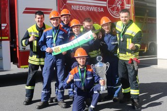 Knoten, Schläuche, Spannung: Niederwiesaer Nachwuchskräfte der Feuerwehr holen Landestitel - Die Jugendfeuerwehr Niederwiesa holte in der Gruppenstafette in der Wertungsgruppe II den Pokal.