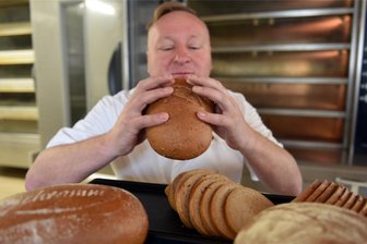 Knusprig oder fade? Brot-Backkunst in Mittelsachsen auf dem Prüfstand - Obermeister René Buschmann in seiner Bäckerei in Dorfchemnitz: Er checkt seine Ware mit einem Geruchstest.