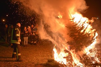 Knut-Feste im Erzgebirge: Hier findet das Weihnachtsbaum-Verbrennen im Raum Aue und Schwarzenberg statt - Das gibt es mittlerweile in vielen Orten des Erzgebirges: Bäumchen brennen nach dem Fest.