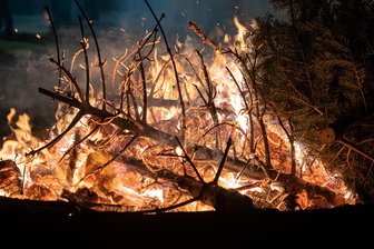 Knut-Feste im Raum Stollberg: Weihnachtsbäume gemeinsam mit Spaß entsorgen - Die Tradition des Knut-Festes stammt ursprünglich aus Skandinavien. Der Brauch in Deutschland, dass ein Weihnachtsbaumbrennen durchgeführt wird, ist ein vergleichsweise junger.