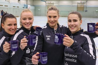Knutfest, Winterglühen und Co. in Glauchau und Umgebung: Wo der Glühwein nur 2 Euro kostet - Der HC Glauchau/Meerane (von links: Janin Kreil, Pinar Schnabel, Justine Noack und Alina Schmidt) organisieren das Winterglühen an der Karl-Heinz-Freiberger-Halle. Wer eine neue Tasse kauft, bekommt den ersten Glühwein zum Sonderpreis.