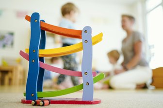Koalition rückt von Kita-Moratorium in Sachsen ab: Stehen nun Entlassungen von Erzieherinnen und Erziehern bevor? - Sachsens CDU/SPD-Minderheitsregierung will den Landeszuschuss ab August 2026 erhöhen - womit das im September beschlossene Kita-Moratorium des alten Landtags Makulatur ist.