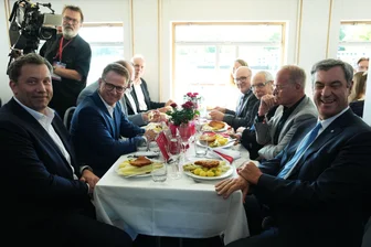Koalition startet mit Bootstour in heiße Reformphase - Es ist erst das zweite Mal, dass die Koalitionspartner zu einer SPD-Spargelfahrt eingeladen wurden.