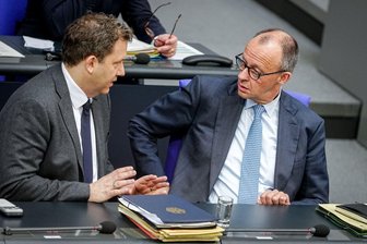 Koalition sucht neue Entlastung nach Bundesrats-Nein - Bundeskanzler Friedrich Merz (r., CDU) und Vizekanzler Lars Klingbeil (SPD) treffen sich am Dienstag mit den Spitzen der Koalition zu Beratungen im Koalitionsausschuss.