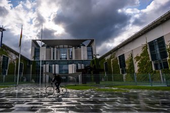 Koalition unter Druck: Wirtschaft drängt - Merkel verteidigt - Sechs Stunden berieten die Koalitionsspitzen am Dienstagabend.