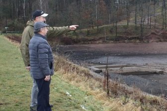Kober braucht nach Eingriff zwei bis drei Jahre zur Erholung - Frank Schwarzenberger (h.), der Vorsitzende des Anglervereins Koberbachtal Niederalbertsdorf, und Vorstandsmitglied Matthias Maschke am Ufer der Talsperre. Angeln ist derzeit nicht möglich und auch verboten, dafür studieren die Petrijünger die Bodenstruktur des Gewässers.