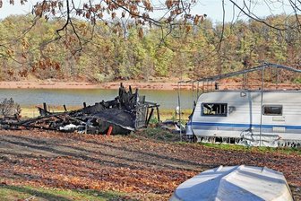 Kober nach Großbrand: Camper wissen nicht weiter - Die Camper haben inzwischen in Eigenregie damit begonnen, die Trümmer wegzuräumen, die der Brand hinterlassen hat.