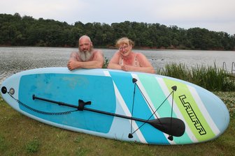 Kober statt Kanaren: Was Camper an der Talsperre in Werdau lieben – und welches Problem gelöst werden muss - René Dreyße und Bärbel Elerth hatten eigentlich einen Campingplatz im Erzgebirge gesucht und sind dann an der Koberbachtalsperre gelandet. Die Riesaer genießen ihren Aufenthalt und wollen wiederkommen.
