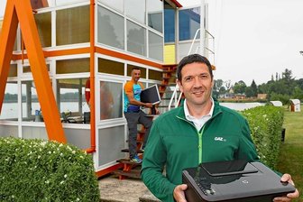 Koberbachtal-Triathlon: 100 Helfer sind fürs Kräftemessen erforderlich - Andreas Nöske hat Organisationsleiter Ronny Enke beim Einräumen des Org.-Büros im Schwimmmeisterturm am Strandbad geholfen.