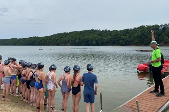 Koberbachtal-Triathlon erlebt Mischung aus Leistungssport und vielen begeisterten Kindern - Organisationschef Ronny Enke (rechts) gab am Freitagvormittag die Startschüsse zu den einzelnen Rennen der Kinder.