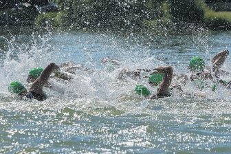 Koberbachtal-Triathlon taucht bei der 13. Auflage in "alte Zeiten" ein - Das Foto vom Schwimmstart des Koberbachtal-Triathlons entstand 2019. Im Vorjahr fehlte aufgrund von Bauarbeiten das Wasser in der Talsperre, sodass nur ein Duathlon ausgetragen wurde. 