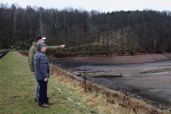 Koberbachtalsperre braucht nach Eingriff zwei bis drei Jahre zur Erholung - Frank Schwarzenberger (h.), der Vorsitzende des Anglervereins Koberbachtal Niederalbertsdorf, und Vorstandsmitglied Matthias Maschke am Ufer der Talsperre. Angeln ist derzeit nicht möglich und auch verboten, dafür studieren die Petrijünger die Bodenstruktur des Gewässers.