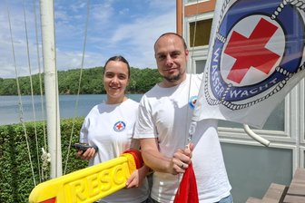Koberbachtalsperre in Werdau startet in die Saison: Was Besucher in diesem Sommer erwartet - Die Rettungsschwimmer der Wasserwacht – im Foto Lisa Gärtner und Dirk Schirmer – sind auch diese Saison an der Kober im Einsatz.