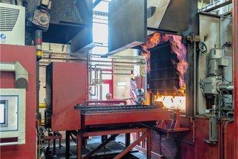 Kobra Lengenfeld setzt Wachstumskurs mit neuem Hauptgesellschafter fort - Bei Kobra Lengenfeld stehen Europas größte Härteöfen. Für den Fall einer Gas-Rationierung hat der Formenbauer Vorsorge getroffen, um Engpässe zumindest eine zeitlang ausgleichen zu können. Im Bild Härter Stefan Nagel, der gehärtete Werkzeugkomponenten für die anschließende Kühlung entnimmt.