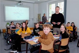 Kobra-Mitarbeiter helfen als Mathelehrer aus: So begegnet Lengenfeld dem Lehrermangel - Vermittelte am Donnerstag Grundlagen der Geometrie: Kobra-Mitarbeiter Magnus Tauch - der einst selbst in Lengenfeld Schüler war.