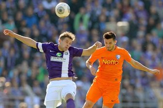 Aues Guido Koçer (links) und Bochums Danny Latza im Zweikampf um den Ball.