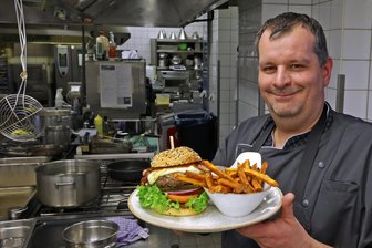 Koch-Talente aus Romantik Hotel Schwanefeld in Meerane räumen Preise ab: Auf welche Eigenschaft es in der Küche ankommt - Alexander Wolf kümmert sich als stellvertretender Küchenchef auch um die Ausbildung der Nachwuchs-Köche, die bei einem Wettbewerb im Vogtland abgeräumt haben.