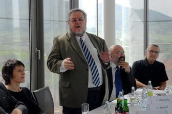 Kochbuch-Sensation in Dresden: Sammlung der Gastkritik-Legende Christoph Wagner wird öffentlich - Christoph Wagner (Mitte) war einer der renommiertesten und einflussreichsten Gastrokritiker Österreichs.