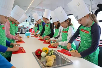 Kochbus gastiert in Kleist-Grundschule in Lichtenstein - 2021 machte der Kochbus in der Karl-May-Grundschule in Hohenstein-Ernstthal Station.