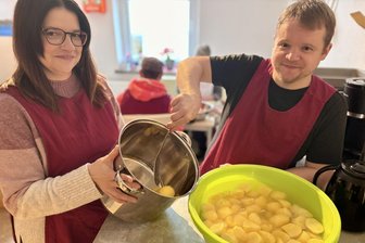 Kochen gegen Einsamkeit, Ängste, Sucht: Wie ein Team im Erzgebirge hilft, wenn das Leben zu schwer wird - Sozialpädagogin Corina Weinert und Besucher Sebastian bei den Vorbereitungen für das gemeinsame Mittagessen. Es ist in der psychosozialen Kontaktstelle der Diakonie in Aue ein wichtiges Ritual.