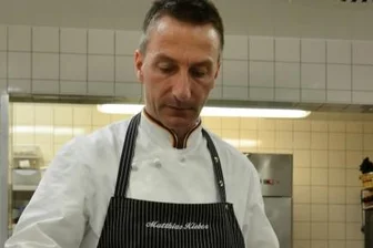 "Kochen ist Leistungssport" - Wenn schon Gemüse, dann mit Beilage: Der Brandenburger Chefkoch Matthias Kleber garniert einen Salat mit gebratener Forelle.