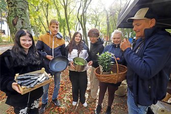 Kochen mit dem Experten: Streitschlichter am Förderzentrum „Käthe Kollwitz“ in Freiberg kreieren ein Festessen. - Mia-Sophie, Pascal, Lea, Sozialarbeiterin Dominique Rath und Jule unterstützen Eventkoch Kay Rätzer (v.l.) im Garten des Förderzentrums "Käthe Kollwitz" in Freiberg.