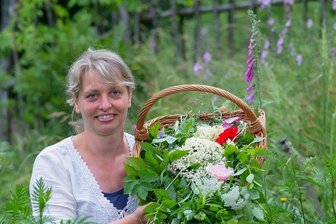 Kochen mit Giersch, Vogelmiere und Brennnesseln: Die Unkrautvernichterin - Üppig gefüllt ist Janet Hoffmanns Kräuterkorb. Das alles bekommen ihre Gäste zu essen. Den giftigen Fingerhut im Hintergrund lässt die Sebnitzerin natürlich stehen.