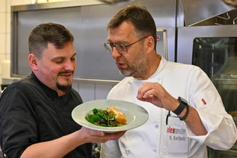 Kochen mit Keilholz: Rezept aus dem Chemnitzer Opernball-Menü zum Nachkochen für zu Hause - Mehr Salz? Roland Keilholz (rechts) bespricht mit seinem Küchenchef Kai Bellmann letzte Details für das Opernball-Menü.