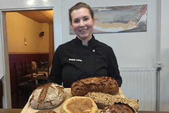 Kochen mit Plan: Wie diese Köchin den Meal-Prep-Trend nach Plauen bringt - Stefanie Ludwig bietet auch Brotbackkurse an. „Neben dem Fermentier-Kurs ist dieser Kurs aktuelle sehr angesagt“, sagt sie.