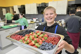 Kochen statt Pauken: Wie Schülern im Erzgebirge die Gastrobranche schmackhaft gemacht wird - Philipp Bochmann hat die Arbeit in der Küche sichtlich Spaß gemacht.