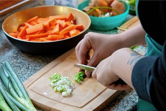 Kochen wie im Orient: Volkshochschule mit Kochkursen in Freiberg - Die Volkshochschule Mittelsachsen lädt zu interessanten Kochkursen ein. 