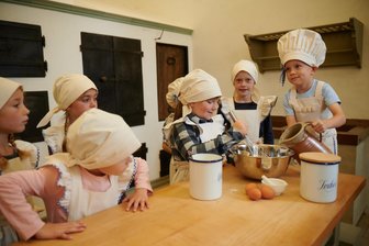Kochgeschichte mit allen Sinnen erkunden: Kinder aus Frauenstein und Umgebung in der Königlichen Hofküche - Selbst kochen inklusive: Den Mädchen und Jungen machte es großen Spaß, in die Geheimnisse der Pillnitzer Schlossküche einzutauchen.