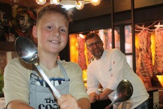 Kochshow auf Youtube: Chemnitzer Schüler trifft Top-Gastronom - Bruno Erfurt und Roland Keilholz (von links) sind die Cook-Brothers. Gemeinsam drehen sie Koch-Clips fürs Internet.