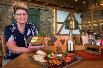 Kochshow "Mein Lokal, dein Lokal" macht im Erzgebirge Station - Yvonne Reichelt in ihrem Restaurant "Zum Holzwurm" in Seiffen.