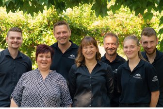 Kochsternstunden in Sachsen: „Schmiedelandhaus“ Greifendorf erstmals dabei - Das Team des „Schmiedelandhauses“ in Greifendorf mit Küchenchef Norbert Hohmann (3. v. l.).