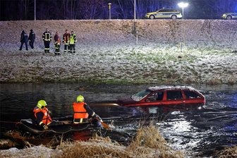 Škoda landet in der Flutrinne in Glauchau: Welche Strafen das Amtsgericht gegen den Fahrer verhängt hat - Der Mann, der mit seinem Škoda in der Flutrinne gelandet ist, saß jetzt im Amtsgericht in Hohenstein-Ernstthal auf der Anklagebank.